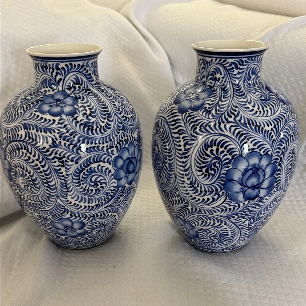 Pair of Hand-Painted Blue & White Chinoiserie Vases Made in Vietnam Mint - Picture 5 of 8